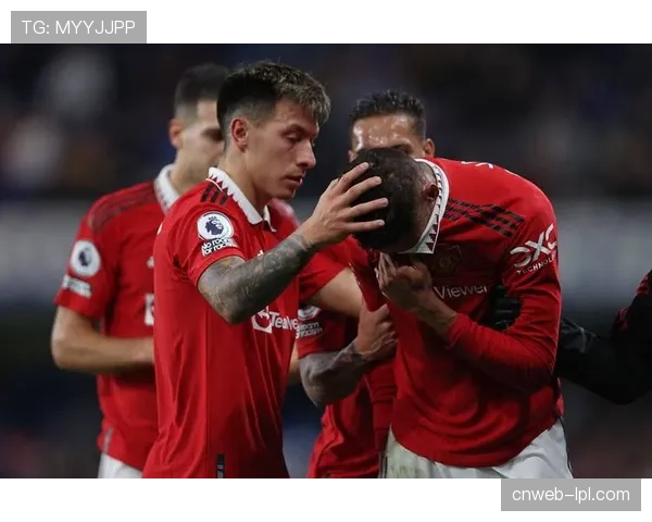 利桑德罗·马丁内斯伤愈复出，曼联后防线迎回关键拼图